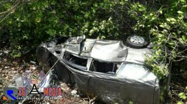 Kondisi kijang inova yang terguling dibibir pantai ambat, pamekasan, kemarin.