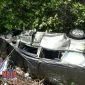 Kondisi kijang inova yang terguling dibibir pantai ambat, pamekasan, kemarin.