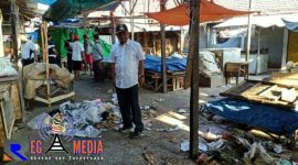 Pj Bupati Sampang (Jonathan Judianto) saat sidak ke pasar srimangunan, melihat kondisi pasar berserakan sampah.