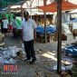Pj Bupati Sampang (Jonathan Judianto) saat sidak ke pasar srimangunan, melihat kondisi pasar berserakan sampah.