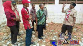 Pj Bupati Sampang (H. Jonathan Judianto) saat mengunjungi dan melihat kondisi SDN Jelgung 2 yang ambruk.