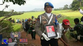 Suasana saat pengantaran jenazah Iptu Umar Kajang ke tempat pemakaman umum (TPU).