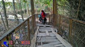 Pengendara motor saat melawati jembatan gantung yang ada di Desa Daleman, Kecamatan Kedungdung, Sampang dengan kondisi membahayakan.