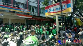 Massa dari Driver Online saat ngeluruk kantor Gojek Driver Online dan Gocar, Jl. Sultan Alauddin, Kota Makassar.