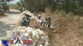 Para pekerja saat melakukan pekerjaan proyek saluran pembuang di Dusun Tasean, Desa Panggung, Sampang.