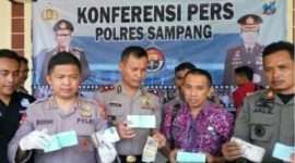 Petugas Saat menunjukan Barang Bukti Hasil OTT di pasar Srimangunan Sampang