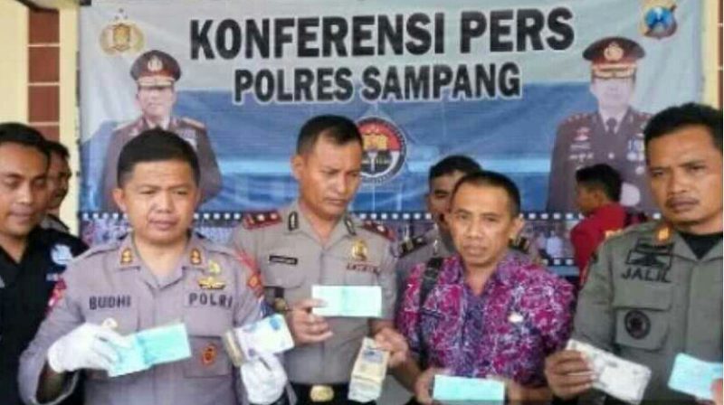 Petugas Saat menunjukan Barang Bukti Hasil OTT di pasar Srimangunan Sampang