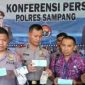 Petugas Saat menunjukan Barang Bukti Hasil OTT di pasar Srimangunan Sampang