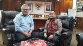 Ketua KPU RI Arief Budiman (Kiri) bersama Salah satu pimpinan regamedia di Kantor KPU RI Jln Imam Bonjol Jakarta Pusat, (21/8/18)