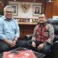 Ketua KPU RI Arief Budiman (Kiri) bersama Salah satu pimpinan regamedia di Kantor KPU RI Jln Imam Bonjol Jakarta Pusat, (21/8/18)