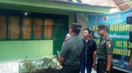 Komandan Korem (Danrem) 082/CPTYJ, Kolonel Arm Budi Suwanto, S. Sos menyerahkan kunci rumah Mbah Wati
