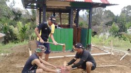 Satgas Raider 500/Sikatan saat membangun posko keamanan.