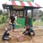 Satgas Raider 500/Sikatan saat membangun posko keamanan.