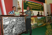 Peserta binaan Kodim Pamekasan dan Suemenp saat menerima piagam dan piala.