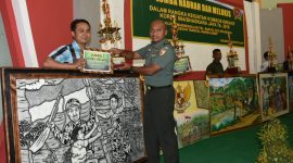 Peserta binaan Kodim Pamekasan dan Suemenp saat menerima piagam dan piala.