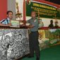 Peserta binaan Kodim Pamekasan dan Suemenp saat menerima piagam dan piala.