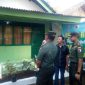 Komandan Korem (Danrem) 082/CPTYJ, Kolonel Arm Budi Suwanto, S. Sos menyerahkan kunci rumah Mbah Wati
