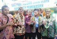 Kepala Dinas Pendidikan Provinsi Jawa Timur (Saiful Rachman) saat pose bersama usai meninjau stand pameran SMK Mini di Kabupaten Sampang.