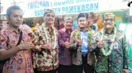 Kepala Dinas Pendidikan Provinsi Jawa Timur (Saiful Rachman) saat pose bersama usai meninjau stand pameran SMK Mini di Kabupaten Sampang.