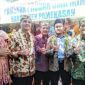 Kepala Dinas Pendidikan Provinsi Jawa Timur (Saiful Rachman) saat pose bersama usai meninjau stand pameran SMK Mini di Kabupaten Sampang.