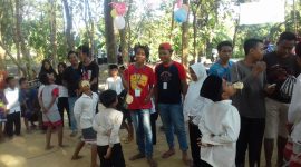 Suasana saat anak - anak di Desa Bulay, Kecamatan Galis, Kabupaten Pamekasan, mengikuti aneka perlombaan tradisional 