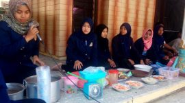 Terlihat sebagian peserta KKN 105 Universitas Trunojoyo Madura (UTM) tengah fokus memberikan pelatihan tentang olahan beras varian.