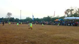 Kedua tim peserta saat berjuang merebut kemenangan, terlihat masyarakat fokus menonton permainan champion sepak bola mini di Desa Parseh, Kecamatan Socah, Bangkalan.