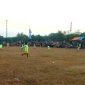 Kedua tim peserta saat berjuang merebut kemenangan, terlihat masyarakat fokus menonton permainan champion sepak bola mini di Desa Parseh, Kecamatan Socah, Bangkalan.