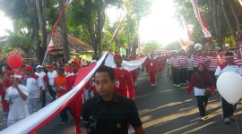 Paskibraka saat melakukan pengibaran bendera merah putih sepanjang 170 meter mengitari lapangan wijaya kusama sampang.