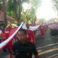 Paskibraka saat melakukan pengibaran bendera merah putih sepanjang 170 meter mengitari lapangan wijaya kusama sampang.
