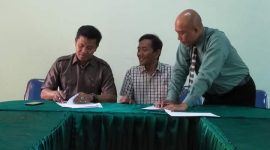 Penikenan bentuk kerjasama yang berbentuk Memorandum of Understanding (MoU) bersama perwakilan pimpinan Bank Jatim Cabang Pamekasan.