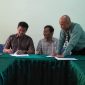 Penikenan bentuk kerjasama yang berbentuk Memorandum of Understanding (MoU) bersama perwakilan pimpinan Bank Jatim Cabang Pamekasan.