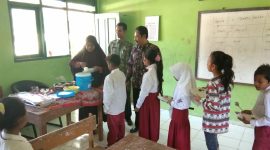 Kasi Pembinaan, Kelembagaan, Peserta Didik dan Pembiayaan SD (H. Abdur Rahman) Saat Monitoring Pelaksanaan Progas di SDN Banyumas Sampang.