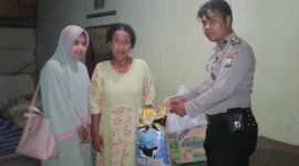 Banit Binkamsa Satbinmas Polres Sampang (Brigpol Doddy Fitria) saat memberikan bantuan berupa sembako kepada Siti Romlah di rumahnya.