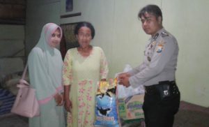 Tunjukkan Rasa Sosialisme, Janda Miskin Penderita Tumor Satu Ini Dapat Uluran Tangan Dari Satbinmas Polres Sampang