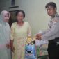 Banit Binkamsa Satbinmas Polres Sampang (Brigpol Doddy Fitria) saat memberikan bantuan berupa sembako kepada Siti Romlah di rumahnya.