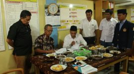 Rektor Universitas Trunojoyo Madura (UTM) Muh. Syarif saat menandatangi MoU dengan Kepala Desa Ragung, Kecamatan Pangarengan, Sampang.