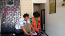 Pelaku DM saat diamankan petugas kepolisian di Mapolsek Geger, Bangkalan.