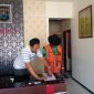 Pelaku DM saat diamankan petugas kepolisian di Mapolsek Geger, Bangkalan.