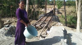 Warga setempat saat berada di dekat area jembatan gantung yang ambruk dan memberikan keterangan pada regamedianews.com