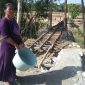 Warga setempat saat berada di dekat area jembatan gantung yang ambruk dan memberikan keterangan pada regamedianews.com