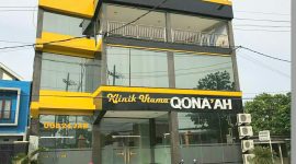 Klinik Utama Qona'ah, di Jl. Diponegoro 7, Kelurahan Banyuanyar, Sampang, Madura.