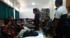 Pihak PT Royan Jaya saat berada di dalam ruangan barang dan jasa (barjas) kantor Pemkab Sampang.