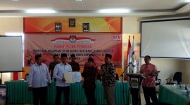 Ketua KPUD Bangkalan (Moh. Fauzan Jakfar) saat memberikan Surat Keputusan (SK) penetapan Bupati - Wakil Bupati Bangkalan terpilih kepada Paslon SALAM (Abdul Latif Amin Imron - Mohni).