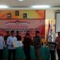Ketua KPUD Bangkalan (Moh. Fauzan Jakfar) saat memberikan Surat Keputusan (SK) penetapan Bupati - Wakil Bupati Bangkalan terpilih kepada Paslon SALAM (Abdul Latif Amin Imron - Mohni).