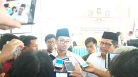 Ra Latif saat diwawancara awak media setelah ditetapkan oleh KPU sebagai Bupati Bangkalan terpilih.