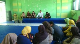 Calon Bupati Sampang H. Slamet Junaidi (tengah) saat berada disalah satu ruangan kelas SMP 4 Sampang bersama para guru dan sahabat alumni seangkatannya tahun 1985.