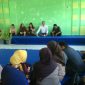 Calon Bupati Sampang H. Slamet Junaidi (tengah) saat berada disalah satu ruangan kelas SMP 4 Sampang bersama para guru dan sahabat alumni seangkatannya tahun 1985.