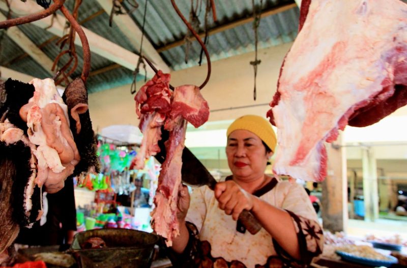 Salah satu penjual daging sapi di pasar tradisional.