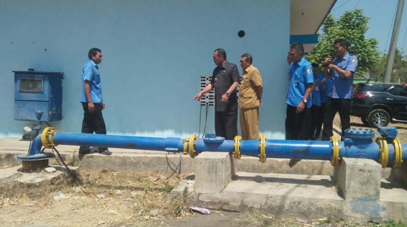 Pj Bupati Sampang (H. Jonathan judianto) saat meninjau beberapa alat dan mesin air di kantor PDAM dan sumur bor di Dusun Glisgis, Desa Gunung Maddah, Kecamatan Sampang.